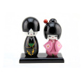 hölzerne hölzerne schöne japanische Puppe der Dekoration
